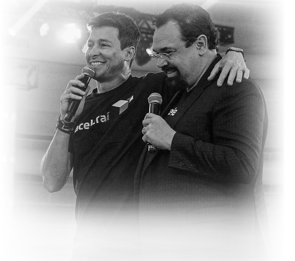 Rodrigo Faro e Allan Barros lado a lado, em foto preto e branco