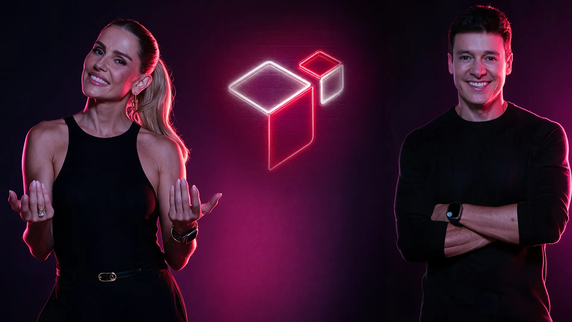 Deborah Secco e Rodrigo Faro com o cubo neon do Aceleraí ao fundo