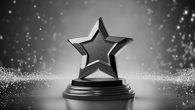 Troféu em formato de estrela sob holofote